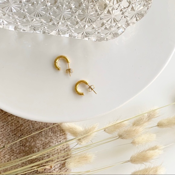 18k Gold Small Hoop Earrings Minimalist - Picture 4 of 9